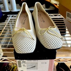 Piedra Nobuck skin with perforated leather loafers